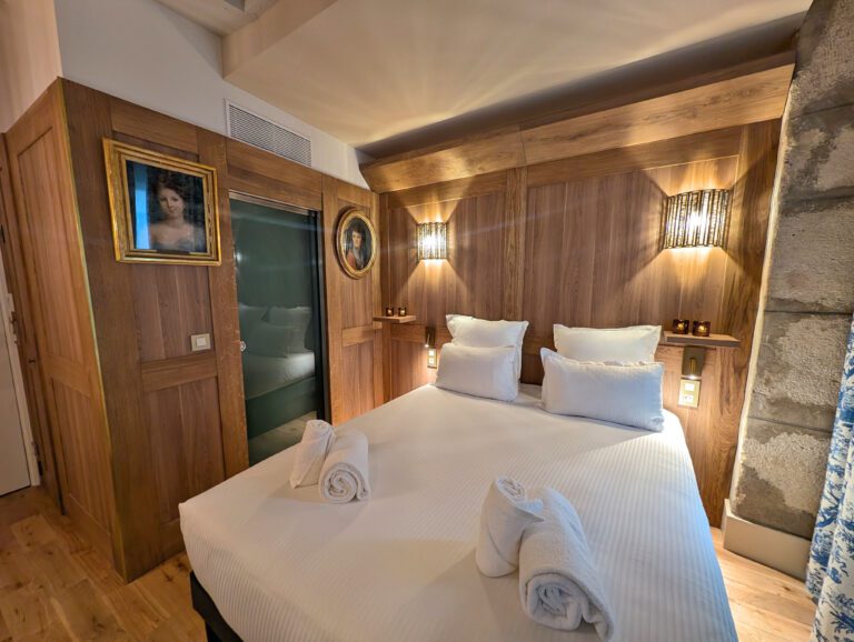Chambre confortable à l'hôtel Madeleine de Senlis à Paris