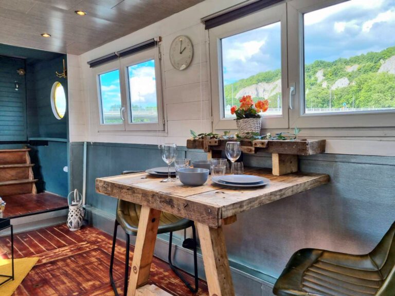 Vue depuis la cuisine du Houseboat sur la Meuse à Dinant