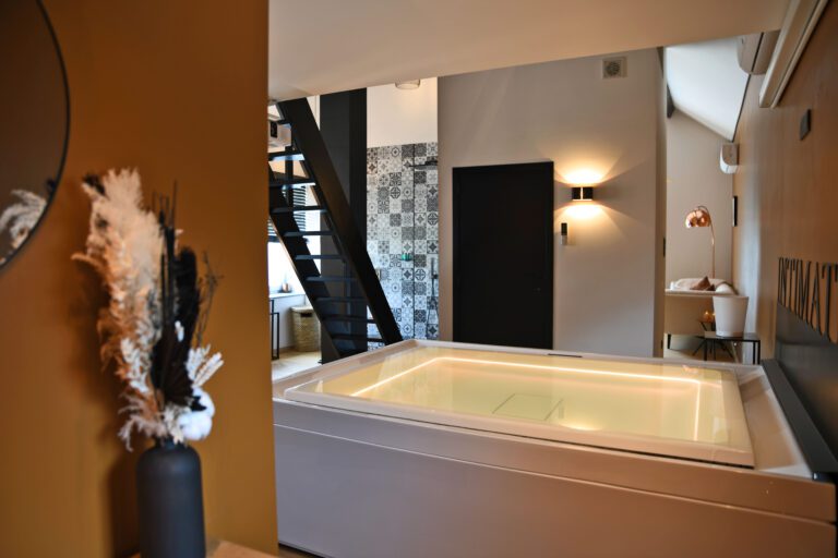 Jacuzzi à la Suite Intimate à Huy