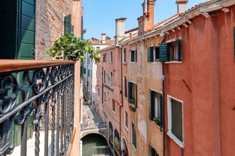 Canal de Venise à La Finestra sulle Beccarie à Venise