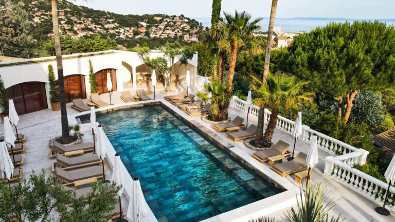 Piscine vue du ciel à Le Mirage à Bormes-les-Mimosas