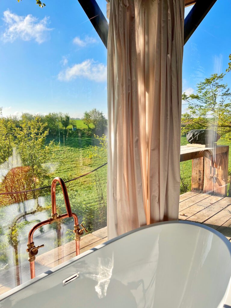 Baignoire avec vue aux Cabanes Étoilées près de Bruxelles