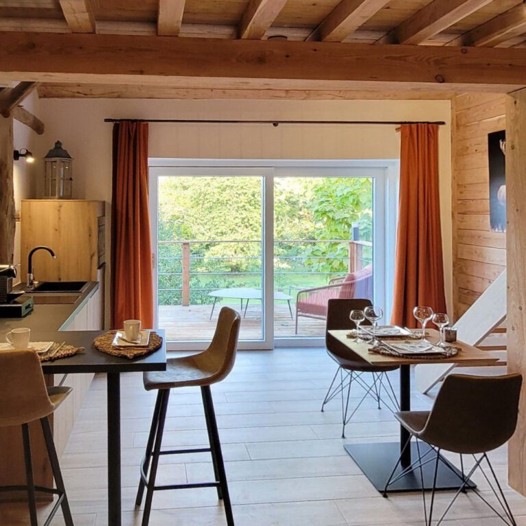 Salle à manger et cuisine aux Monts d'Aisne près de Durbuy