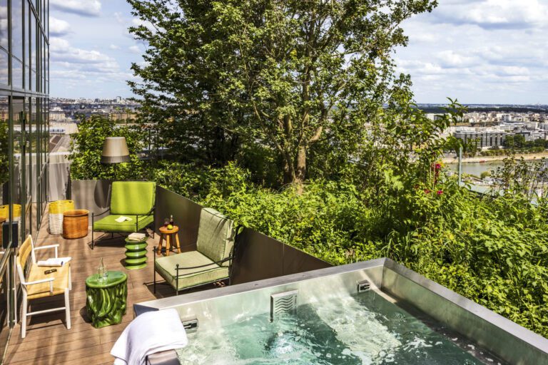 Jacuzzi sur le balcon au Too Hôtel à Paris