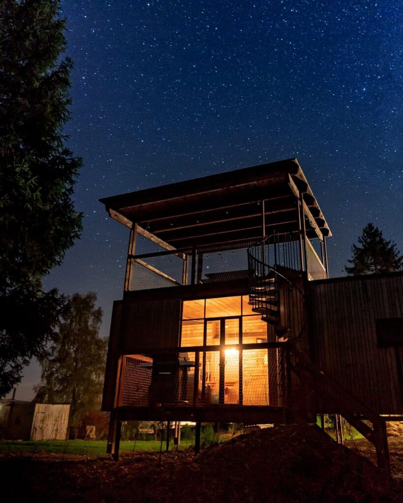 Cabane de Nutchel de nuit aux cabanes Nutchel dans les Ardennes