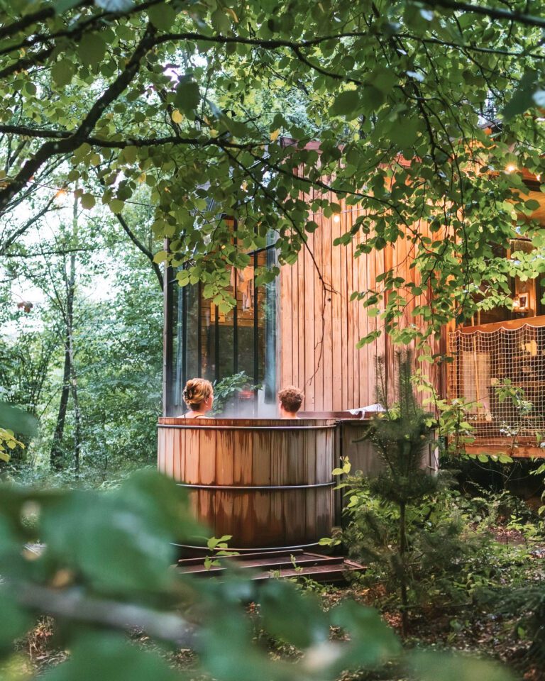 Bain nordique dans la forêt aux cabanes Nutchel dans les Ardennes