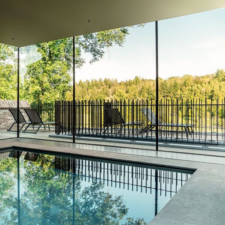 Piscine avec vue au Château de Vignée