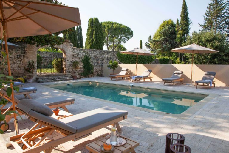 Transats au bord de la piscine au Domaine les Martins à Gordes