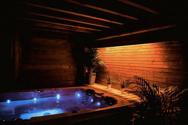 Jacuzzi illuminé au Spa du Cabanon à Marche en Famenne