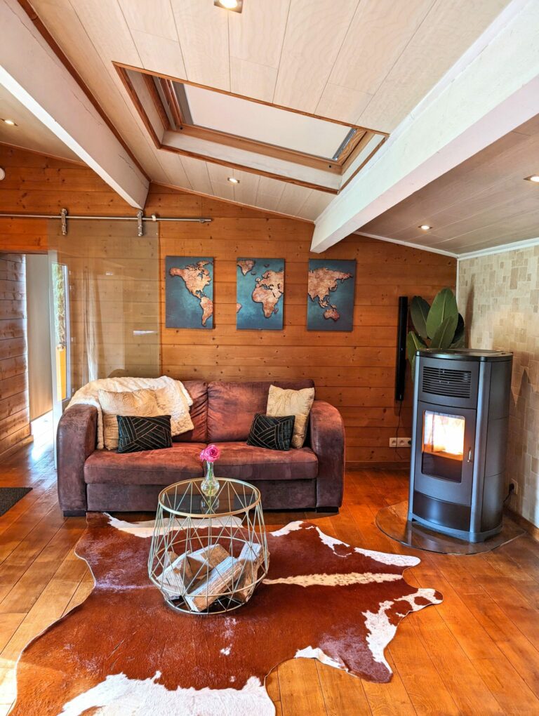 Salon avec poêle à bois au Spa du Cabanon à Marche en Famenne