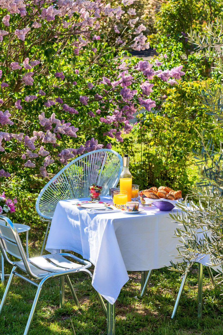 Petit déjeuner dans le jardin aux Chambres Romantiques à Aix-en-Provence