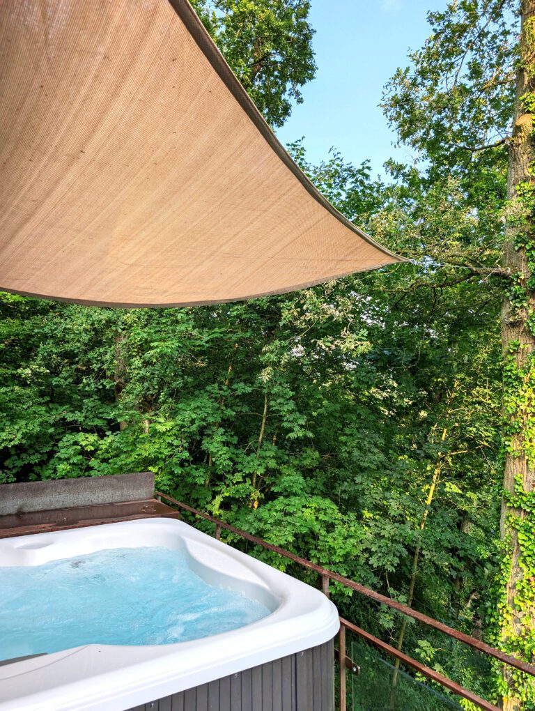Jacuzzi sur le terrasse à Luna près de Dinant
