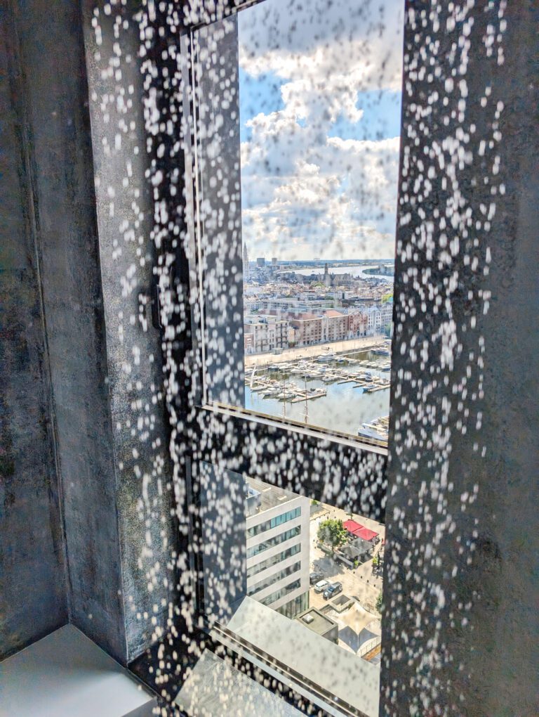 Douche avec vue sur la ville à SkyNooz à Anvers