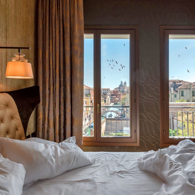 Vue depuis le lit au Palazzo Veneziano à Venise