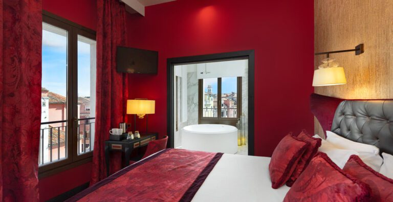 Chambre rouge au Palazzo Veneziano à Venise