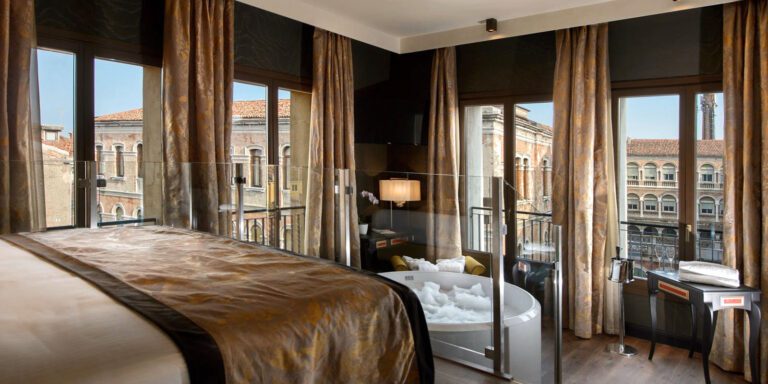 Chambre avec vue et jacuzzi au Palazzo Veneziano à Venise