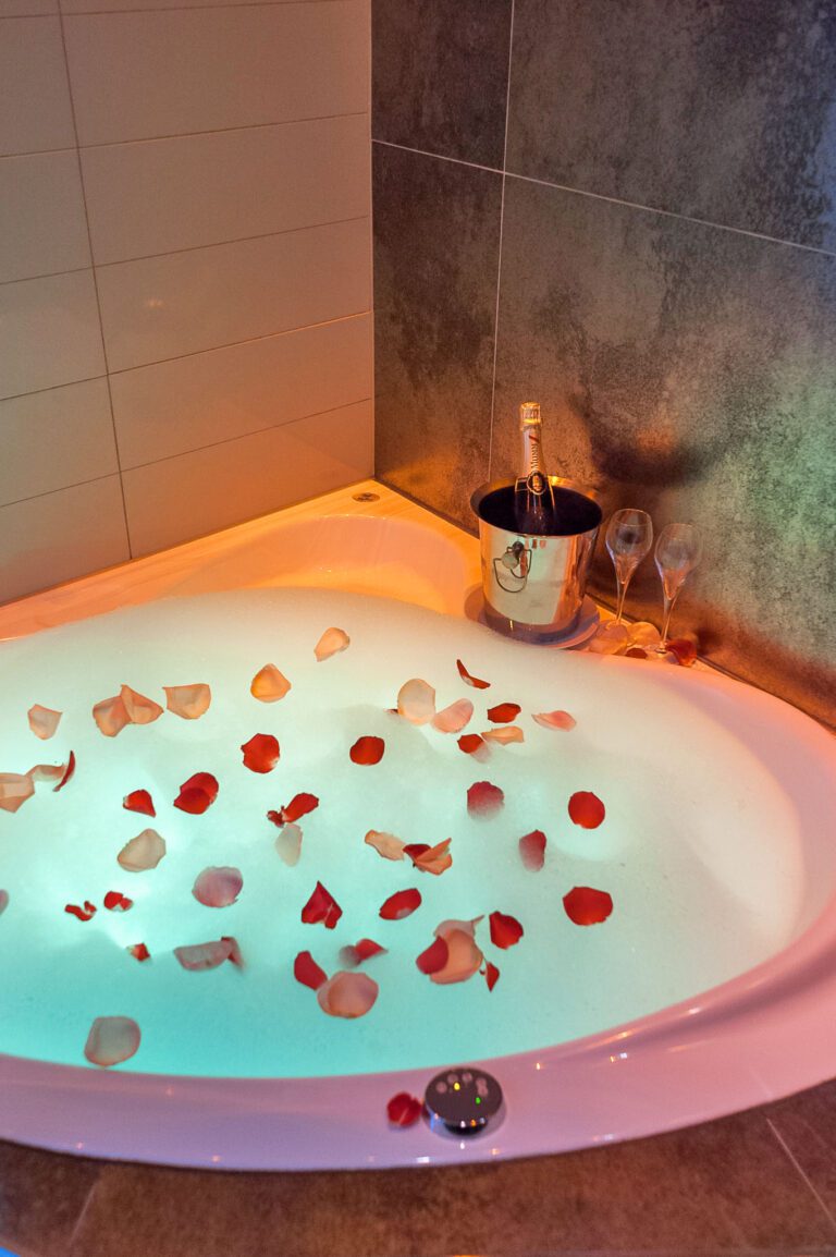 Jacuzzi et pétales de rose à Secret de Paris