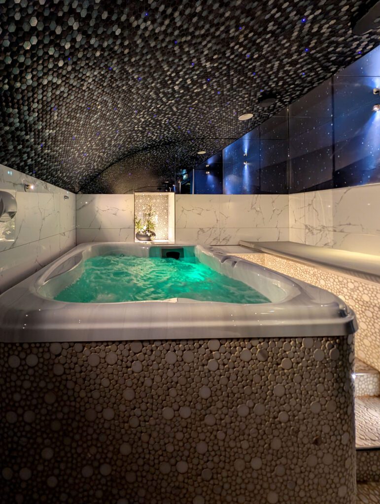 Spa privatisable avec plafond étoilé à Secret de Paris