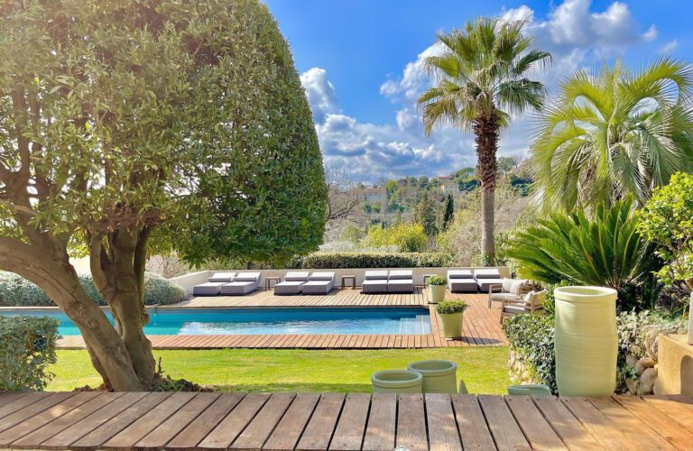 Vue sur la piscine à Toile Blanche à Saint-Paul de Vence