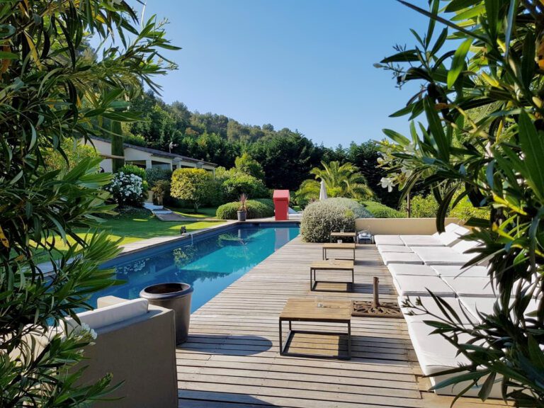 Transats au bord de l'eau Toile Blanche à Saint-Paul de Vence