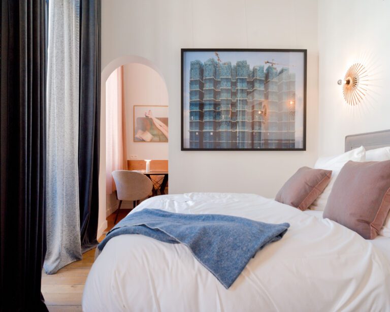 Chambre colorée avec salle de bain de la Maison de Chestret à Liège
