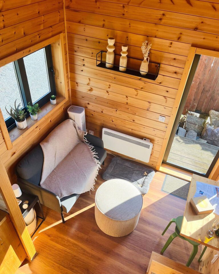 Intérieur tout en bois de la tiny aux Tiny du Pré Mathy à Profondeville