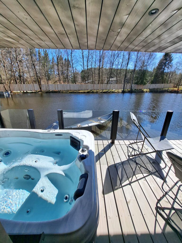Jacuzzi sur la terrasse Wood and Lakes à Waimes