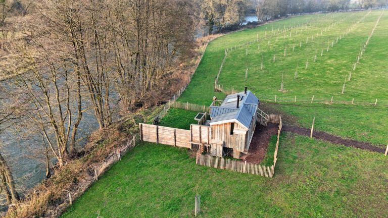 Cabane vue du ciel à la Cabane de Petit Bomal