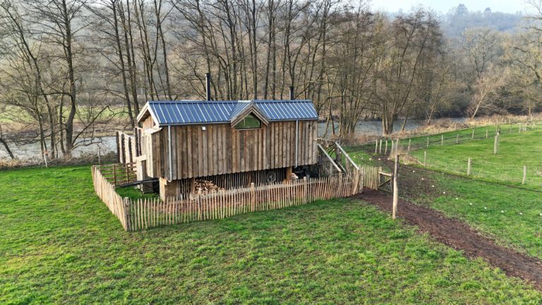 Cabane vue du ciel à la Cabane de Petit Bomal
