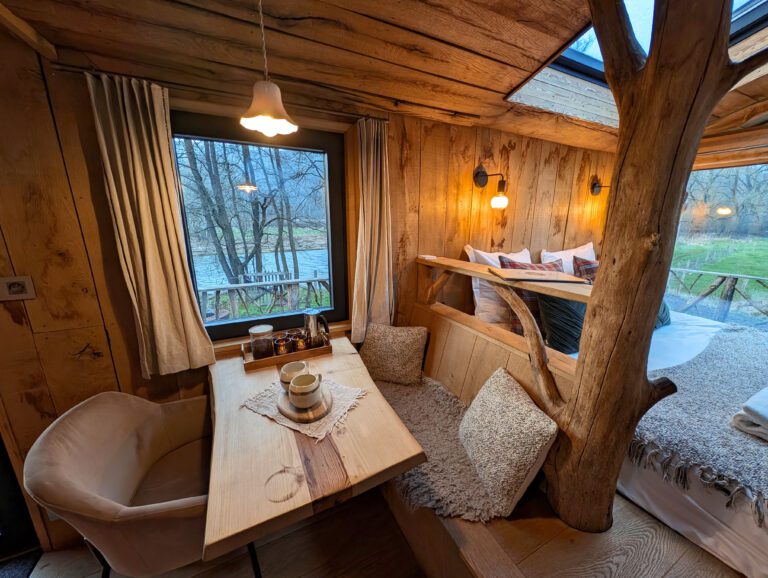 Table avec vue sur la nature à la Cabane de Petit Bomal