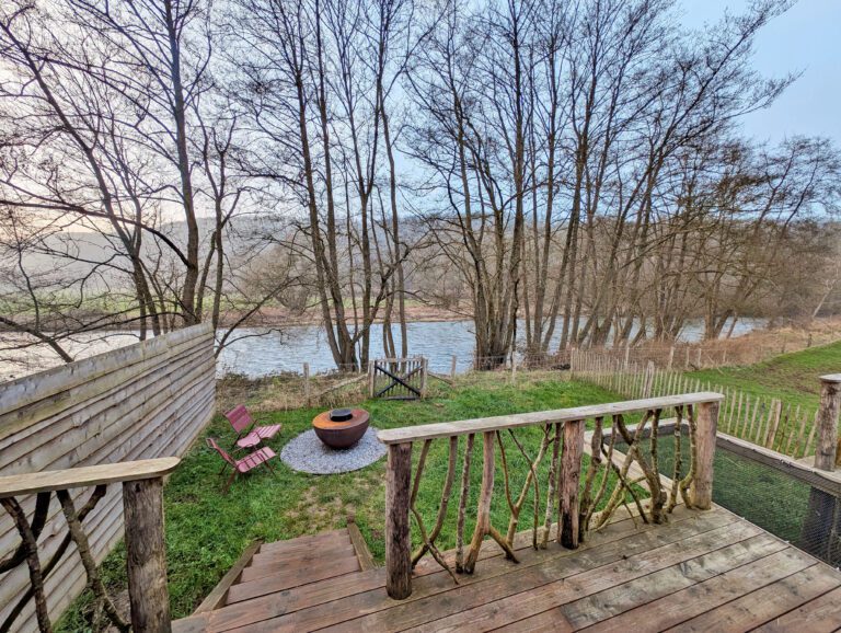 Vue sur l'eau depuis la terrasse à la Cabane de Petit Bomal
