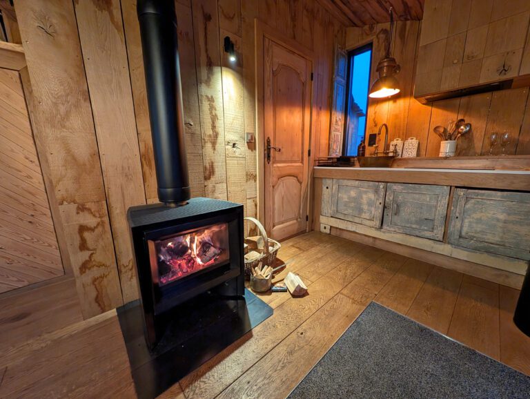 Poêle à bois à la Cabane de Petit Bomal