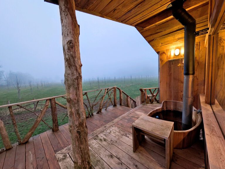 Bain nordique sur la terrasse à la Cabane de Petit Bomal