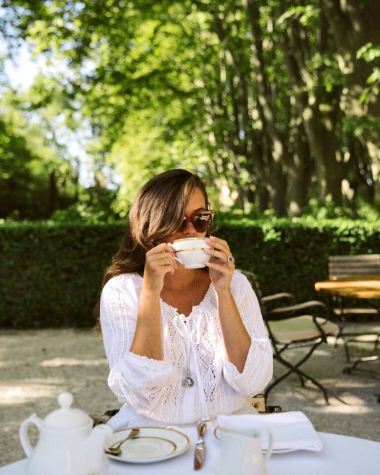 Petit déjeuner en terrasse au Château des Alpilles à Saint-Remy-de-Provence