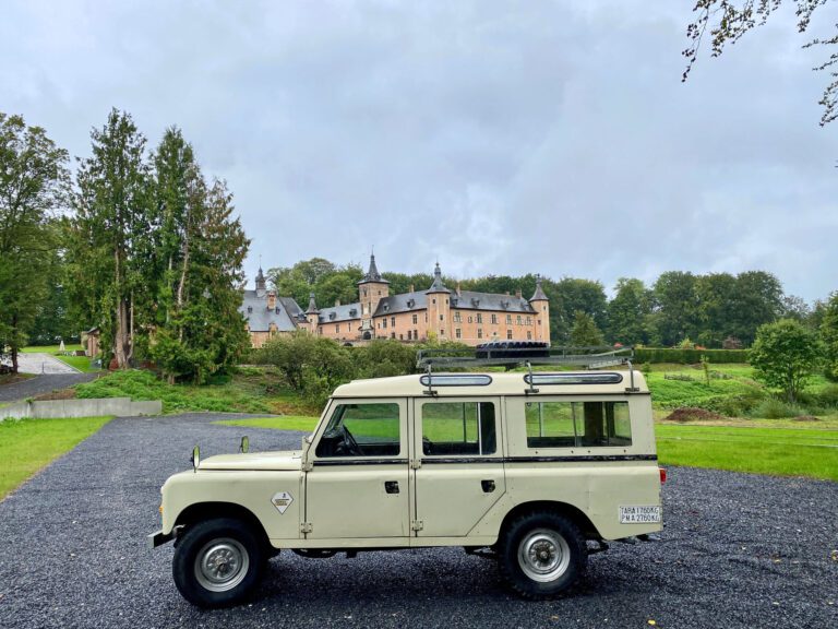 Land Rover face au château à Defcamp à Rixensart