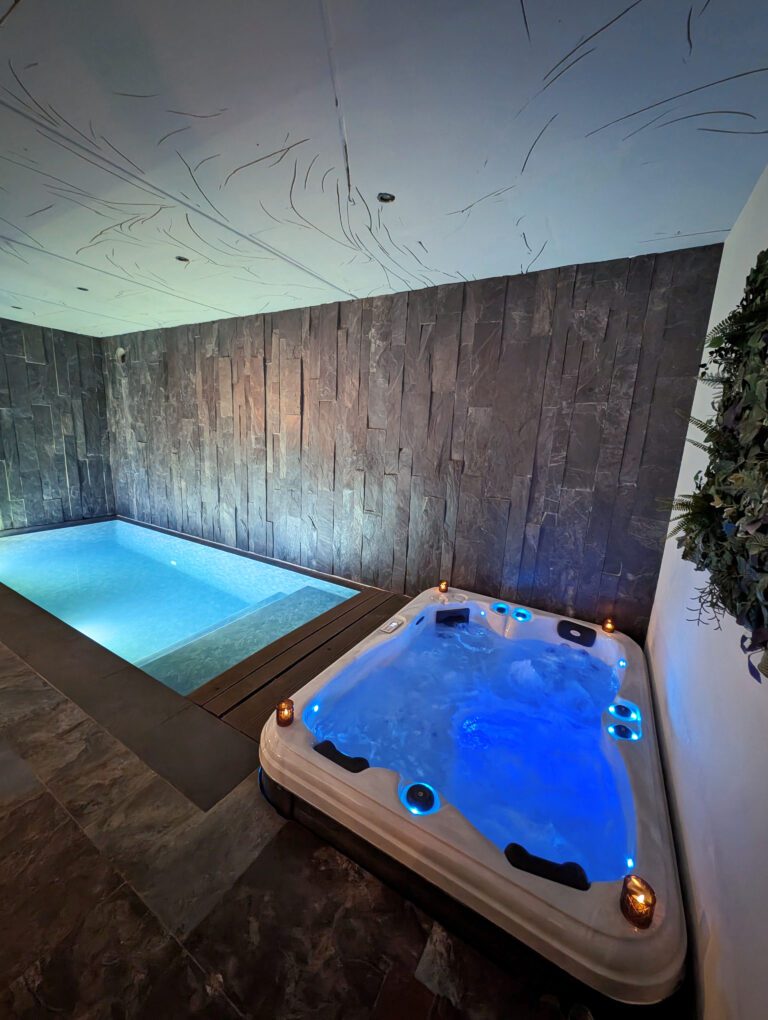 Jacuzzi et piscine au Gîte Léone près de Liège