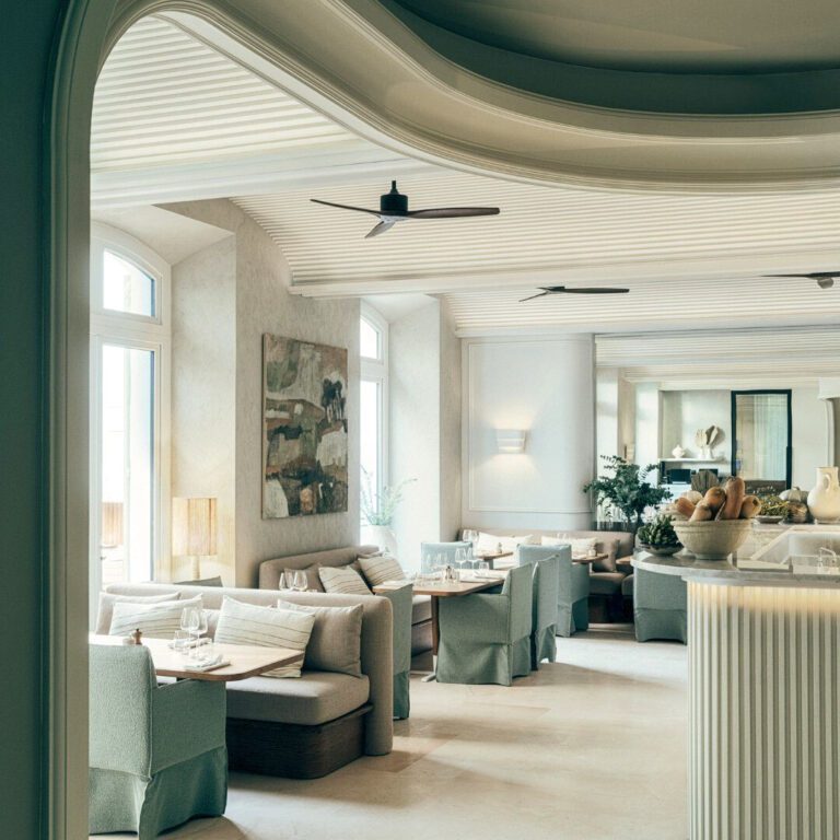 Salle de restaurant Hôtel Belle Plage à Cannes