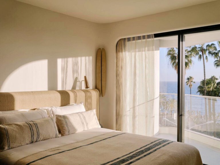 Chambre avec vue à Hôtel Belle Plage à Cannes