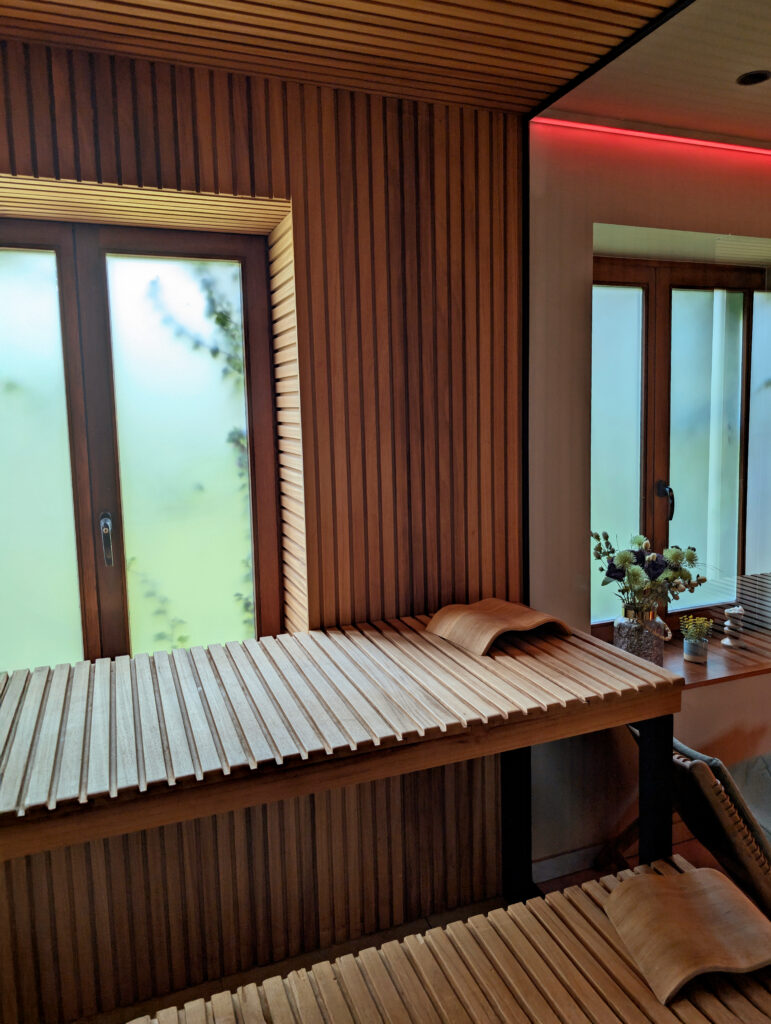 Sauna avec vue sur la nature au Spa des Chapelles près de Namur