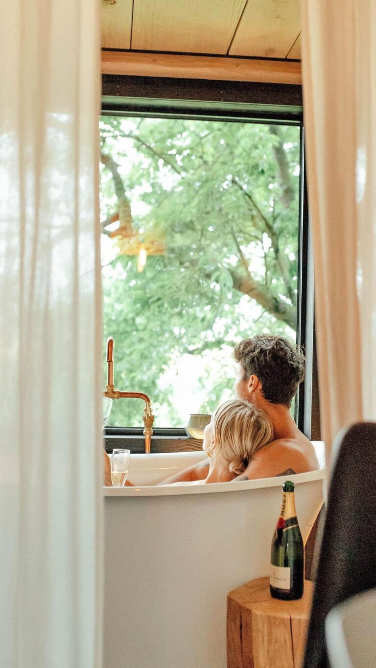 les cabanes etoilees cover couple