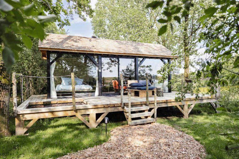 Cabane aux grandes baies vitrées aux Cabanes Étoilées près de Bruxelles