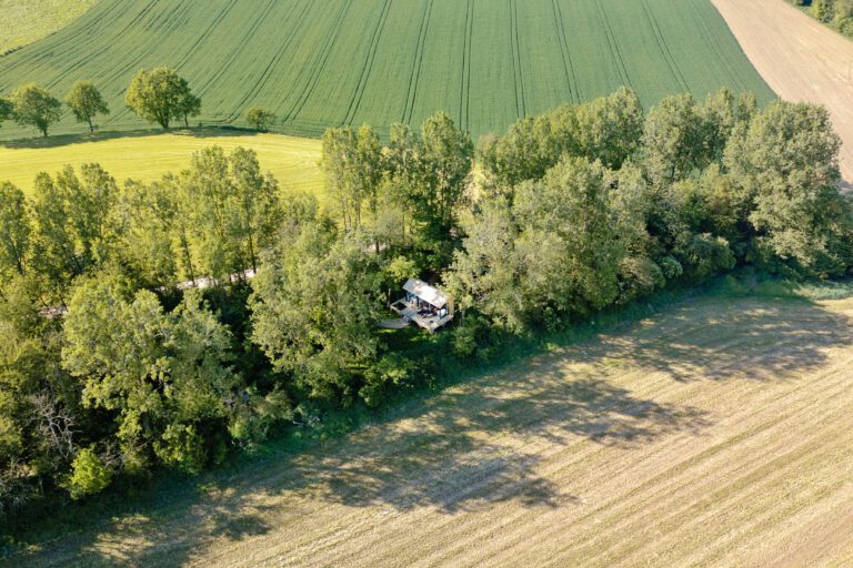 Cabane vue du ciel aux Cabanes Étoilées près de Bruxelles