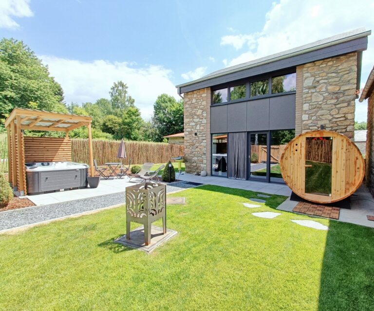 Jardin avec sauna de la suite 2 Toi à Moi à Vielsam