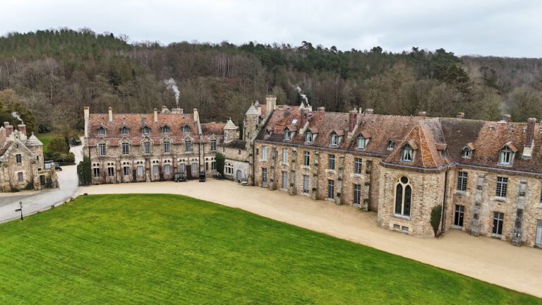 Abbaye vue du ciel à l'Abbaye des Vaux de Cernay près de Paris