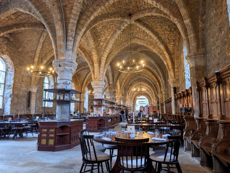 Le Réfectoire des Moines à l'Abbaye des Vaux de Cernay près de Paris