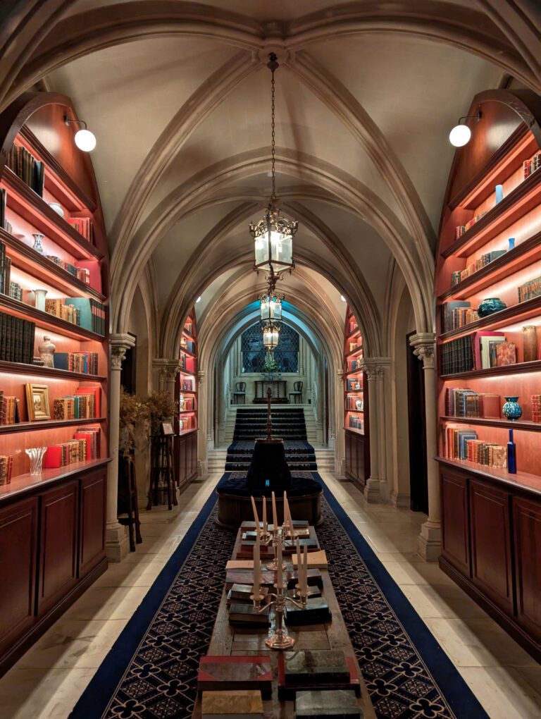 Bibliothèque à l'Abbaye des Vaux de Cernay près de Paris