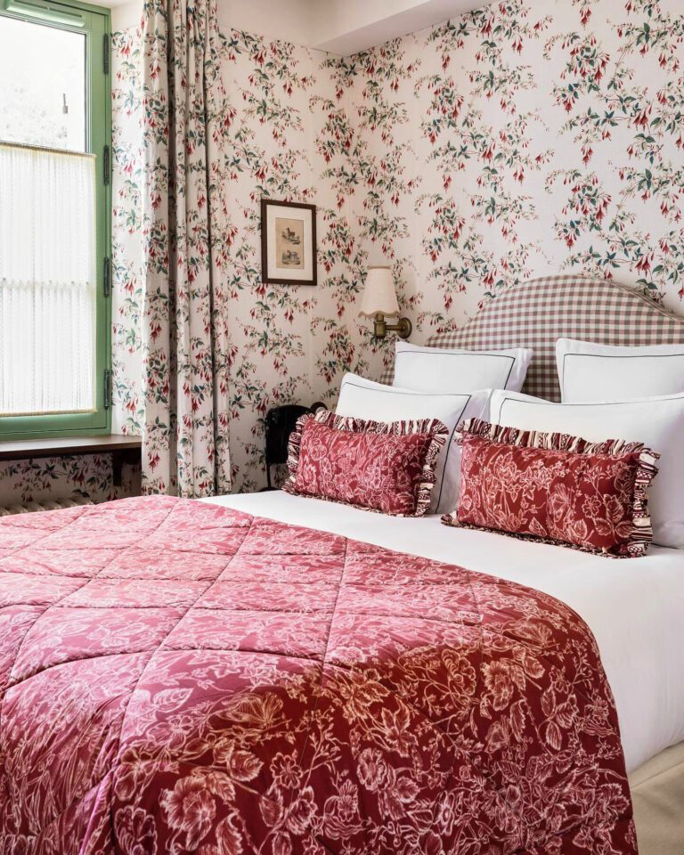 Chambre dans le style baroque pittoresque à l'Abbaye des Vaux de Cernay près de Paris