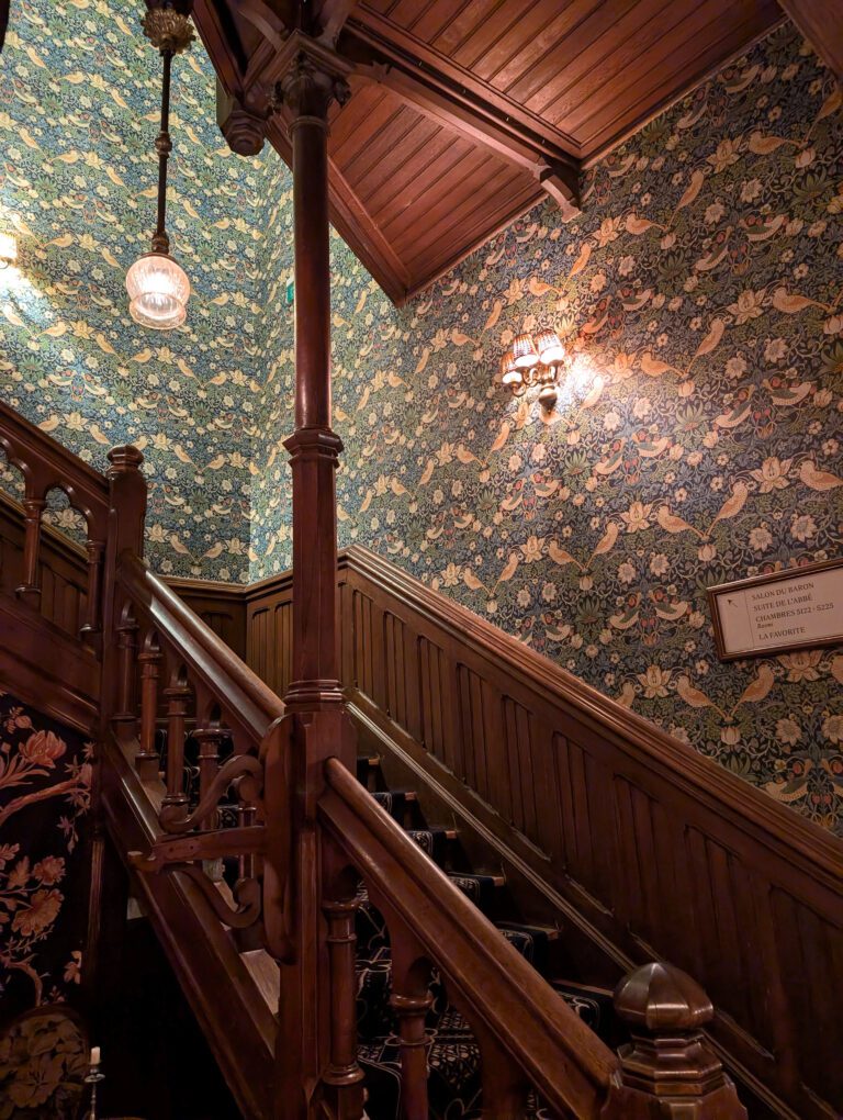 Escalier élégant à l'Abbaye des Vaux de Cernay près de Paris