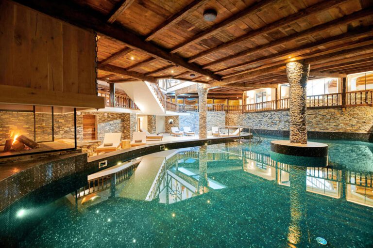 Piscine intérieure au Aïda Hôtel & Spa à Crans Montana