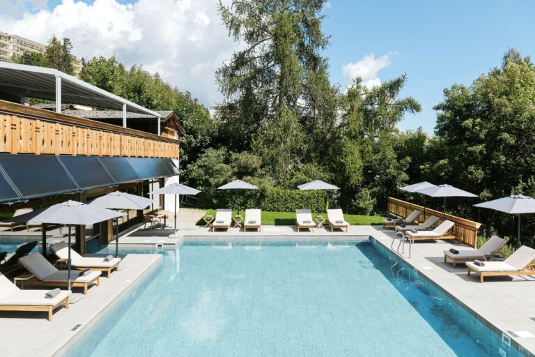 Piscine extérieur au Aïda Hôtel & Spa à Crans Montana